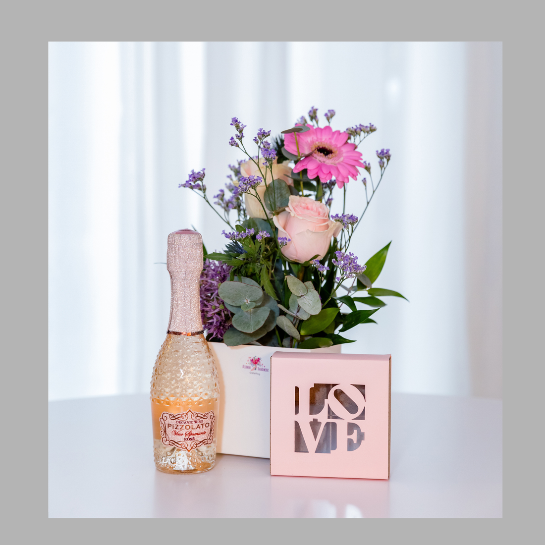 Flowerbox mit Pralinen und Sekt