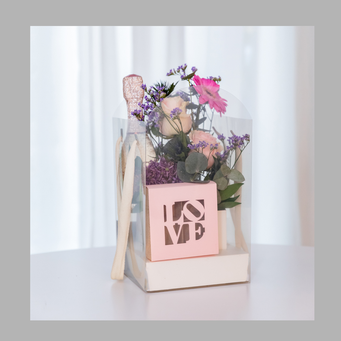Flowerbox mit Pralinen und Sekt